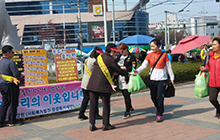 정신건강의날 거리캠페인으로 시민들에게 홍보하는 모습의 사진